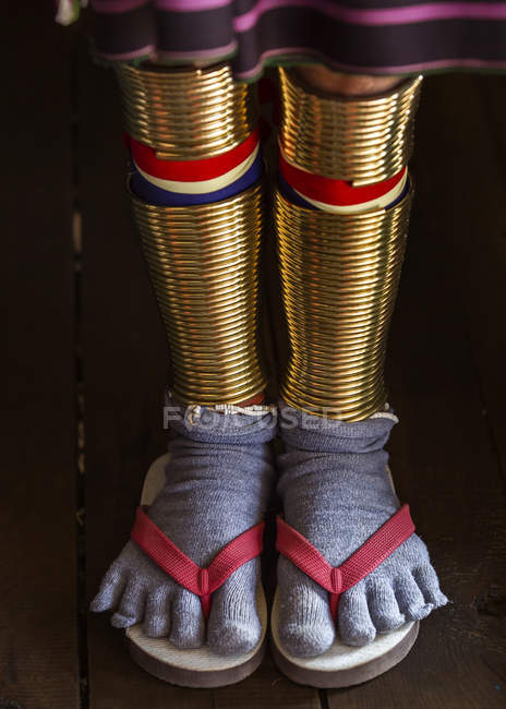 Женщина с золотыми кольцами на ногах — стоковое фото