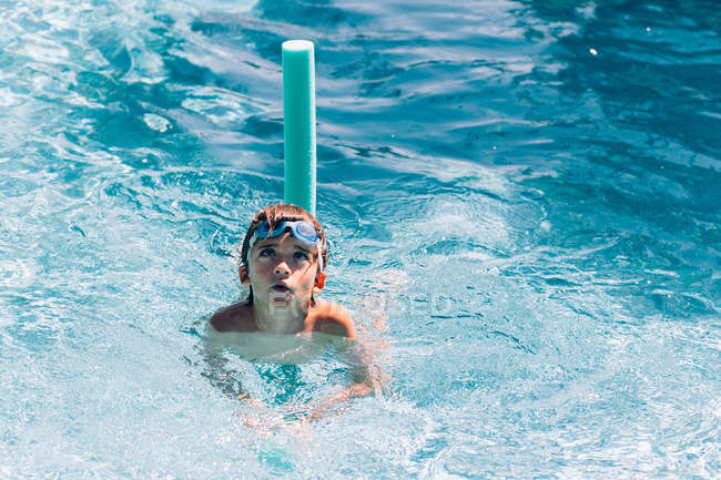 Ragazzo che nuota in piscina — Foto stock