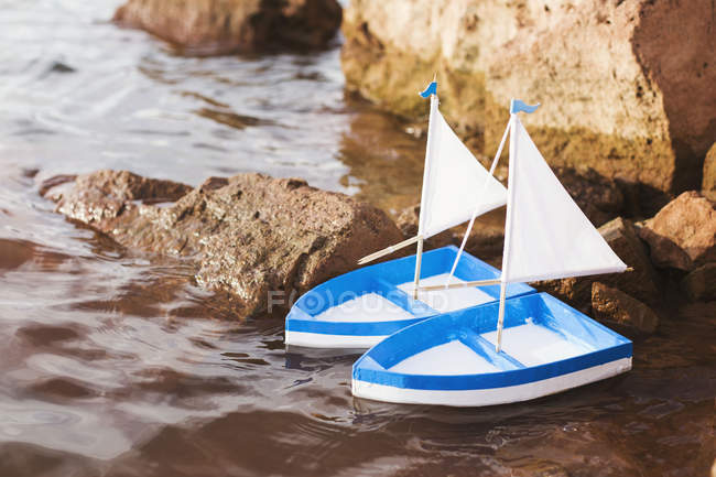 Dois barcos de brinquedo no mar — Fotografia de Stock