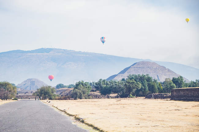 Heißluftballons fliegen über antike Ruinen — Stockfoto
