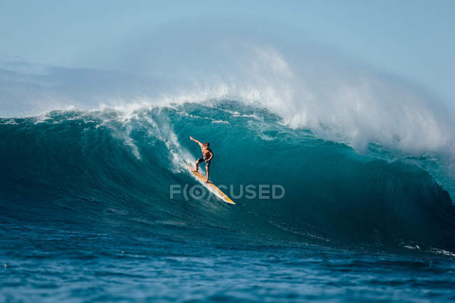 Hombre surfeando ola - foto de stock