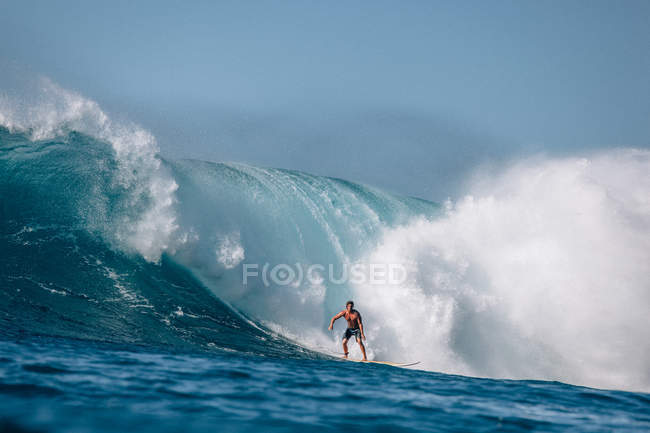 Людина серфінгу хвилі — стокове фото