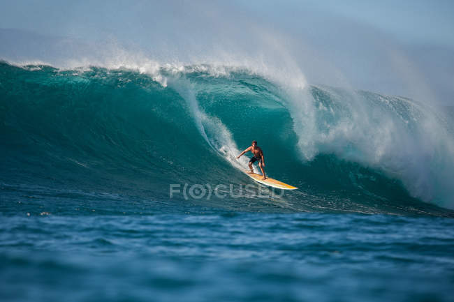 Hombre surfeando ola - foto de stock