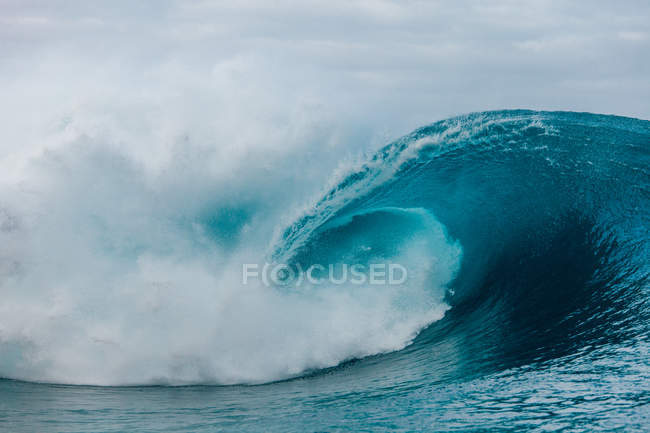 Бочковая волна обрушилась на риф — стоковое фото