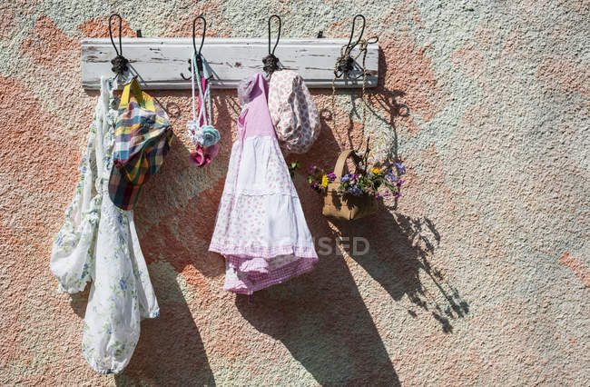 Весенняя женская одежда на вешалке на стене — стоковое фото