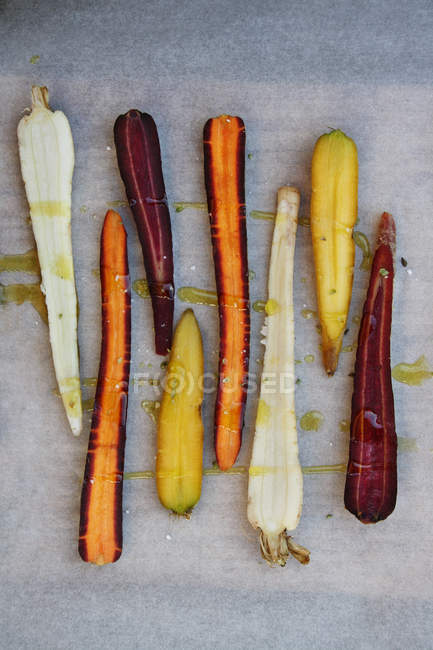 Zanahorias anaranjadas, moradas, blancas y amarillas - foto de stock