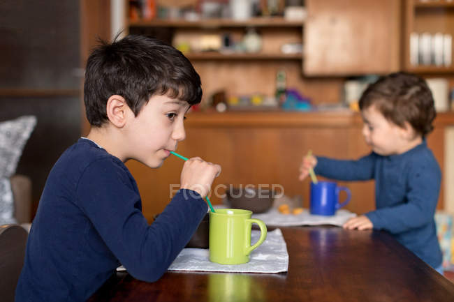 Мальчики завтракают вместе — стоковое фото