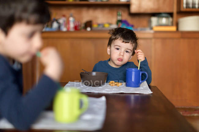 Мальчики завтракают вместе — стоковое фото