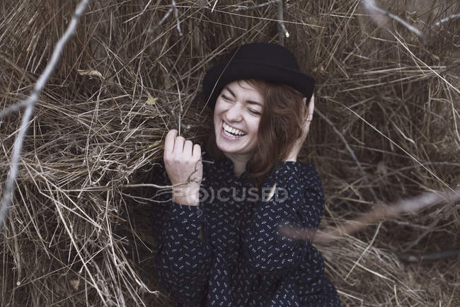 Mujer acostada en la hierba - foto de stock