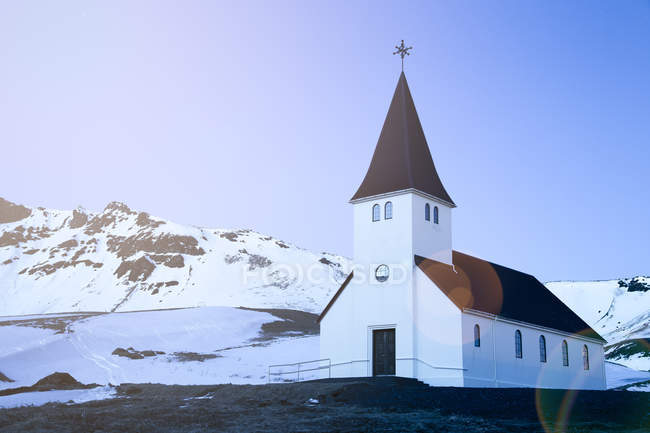 Igreja na paisagem rural — Fotografia de Stock