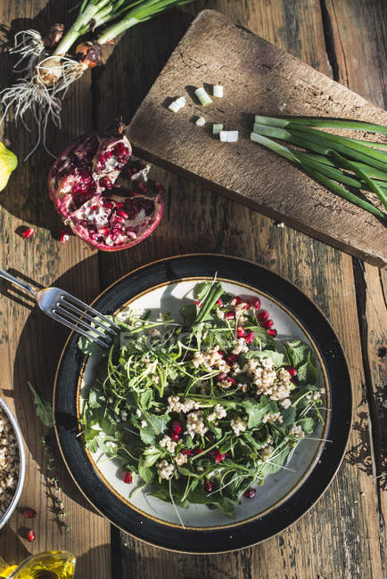 Grüner Salat mit Granatapfel — Stockfoto