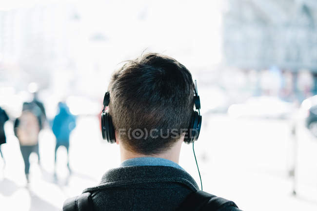 Mann trägt Kopfhörer — Stockfoto