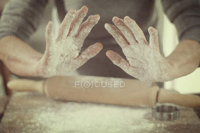 Mulher com farinha nas mãos — Fotografia de Stock