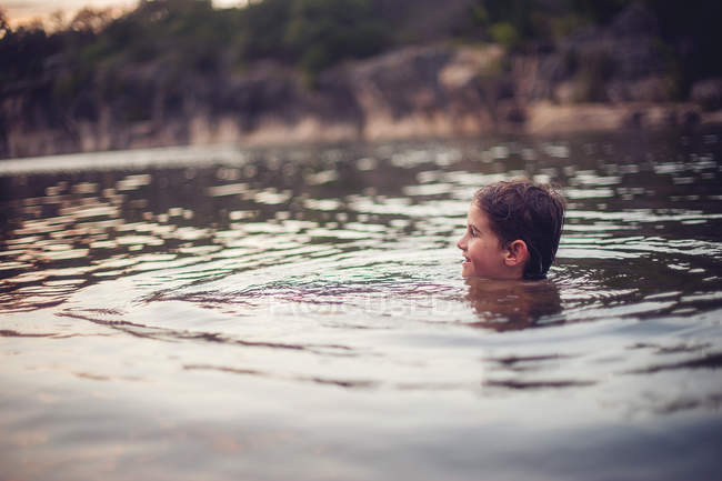 Garçon nager dans le lac — Photo de stock