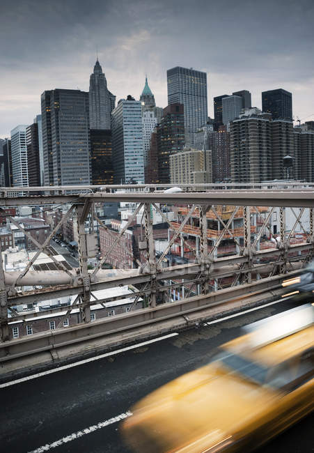 Táxi atravessando Brooklyn Bridge — Fotografia de Stock