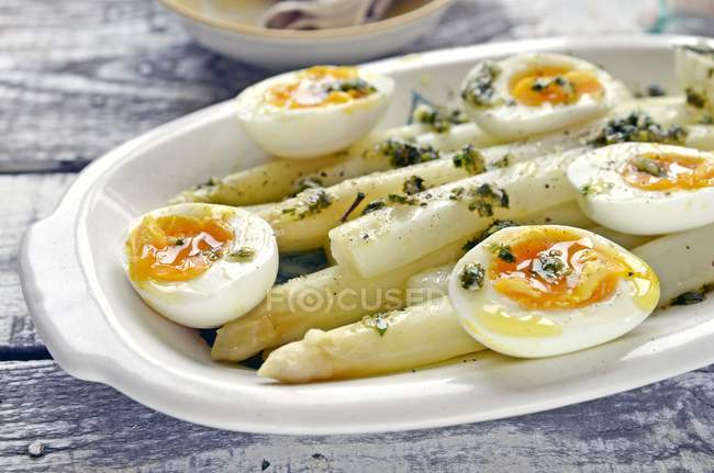 White asparagus and boiled eggs — Stock Photo
