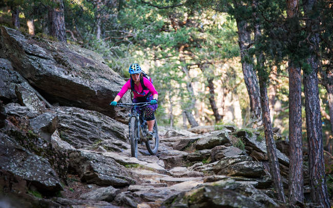 Mujer en bicicleta de montaña - foto de stock