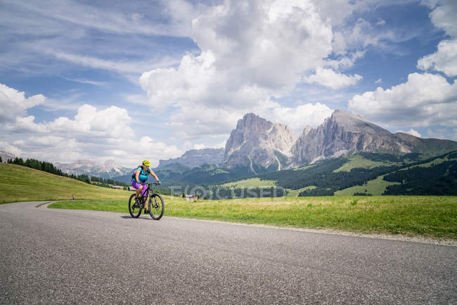 Woman riding mountain bike — Stock Photo