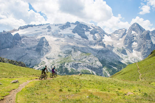 Man and woman on mountain bikes racing — Stock Photo