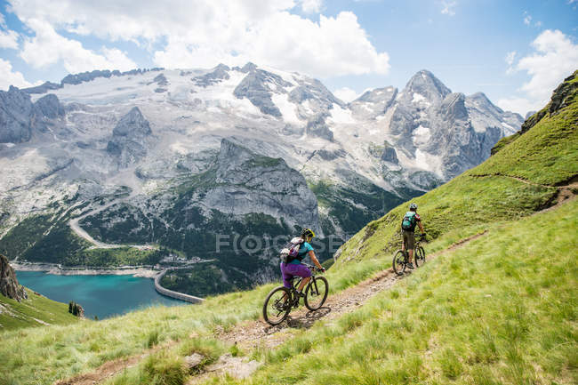 Mann und Frau rasen auf Mountainbikes — Stockfoto