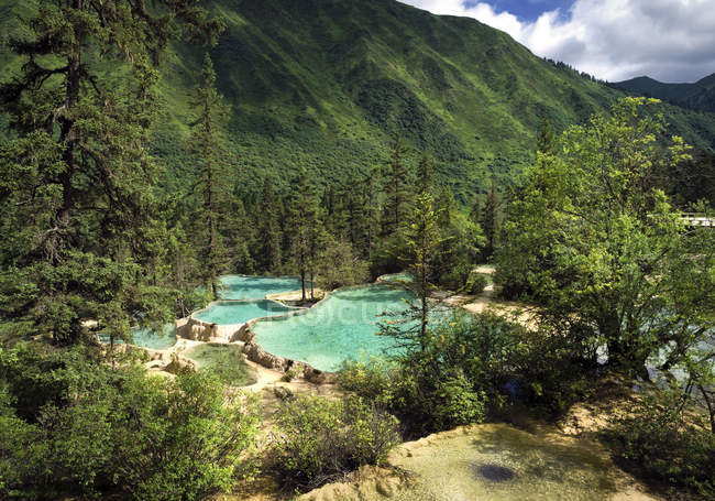Vista del paisaje travertino y piscinas coloridas - foto de stock