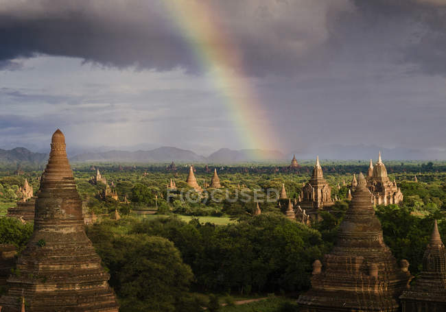 Arco-íris sobre templos budistas — Fotografia de Stock