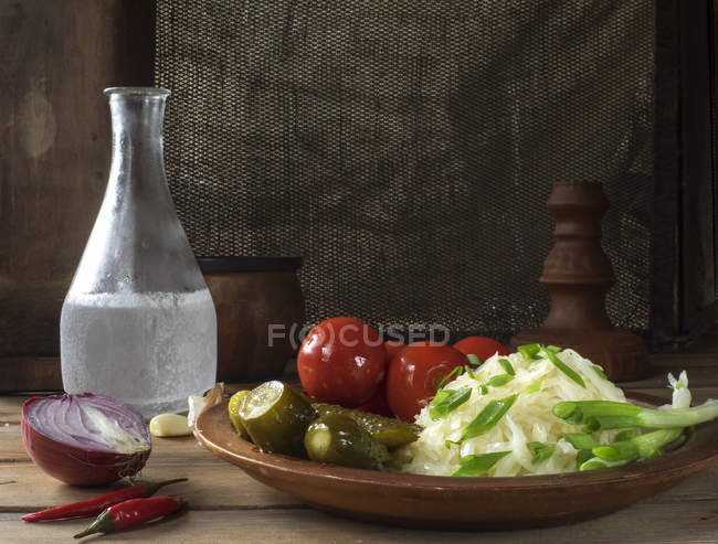 Sauerkraut, tomates en escabeche y pepinos - foto de stock