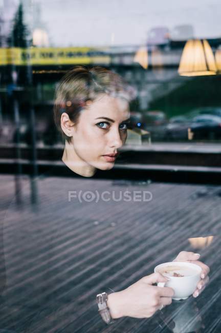 Bella donna che beve caffè al caffè — Foto stock