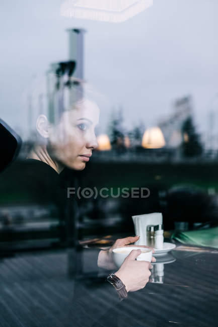 Bella donna che beve caffè al caffè — Foto stock