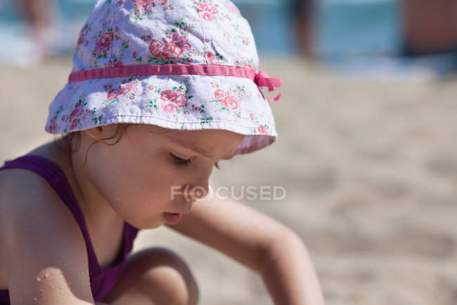 Girl playing on beach — Stock Photo