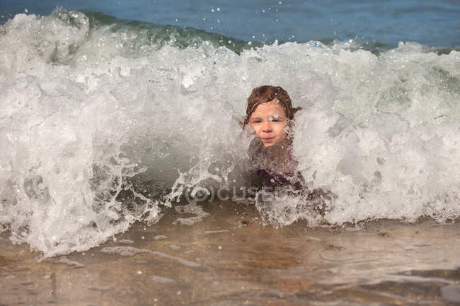 Дівчина грає на пляжі — стокове фото