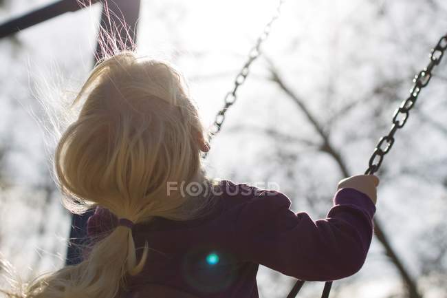 Fille assis sur un swing — Photo de stock