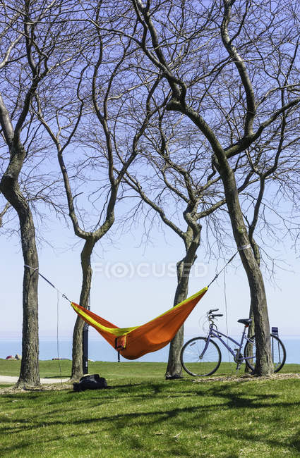Hamac avec vélo et sac à dos — Photo de stock