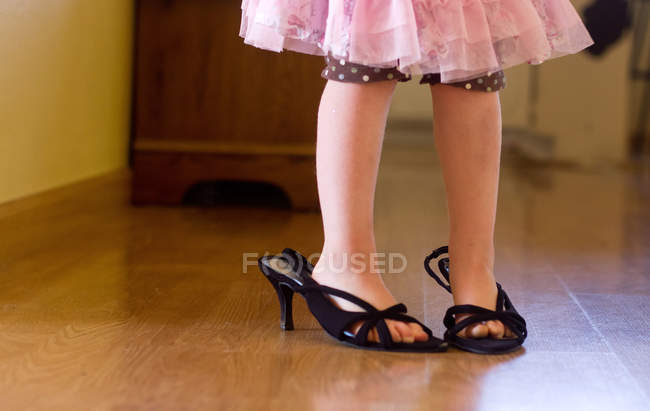 Mädchen trägt Schuhe mit hohen Absätzen — Stockfoto