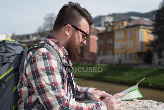 Mann schaut auf Touristenkarte — Stockfoto