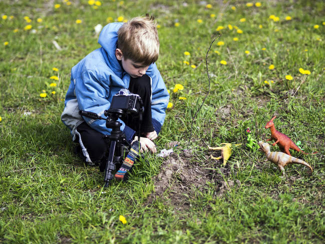 Мальчик снимает видео с компактной системной камерой — стоковое фото