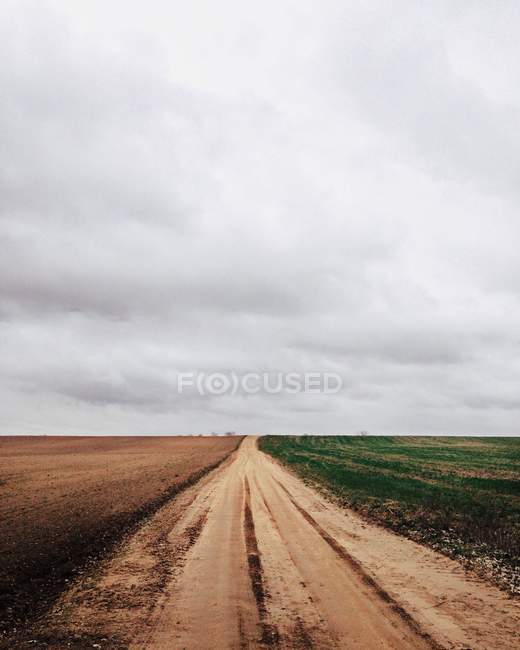Estrada através da paisagem rural — Fotografia de Stock