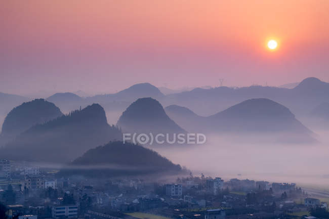 Nebel über Luoping, China — Stockfoto