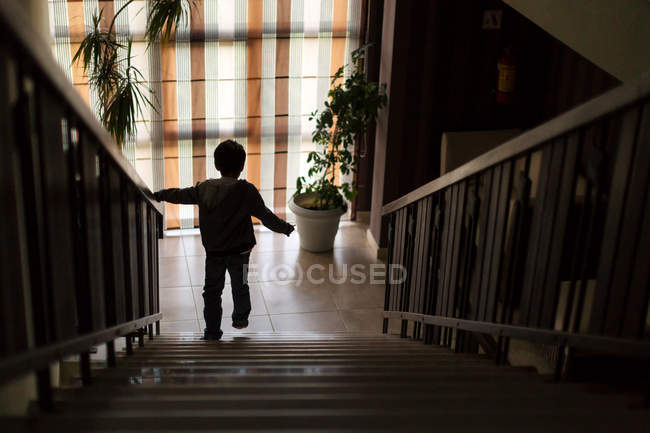 Хлопчик прогулянки вниз по сходах — стокове фото