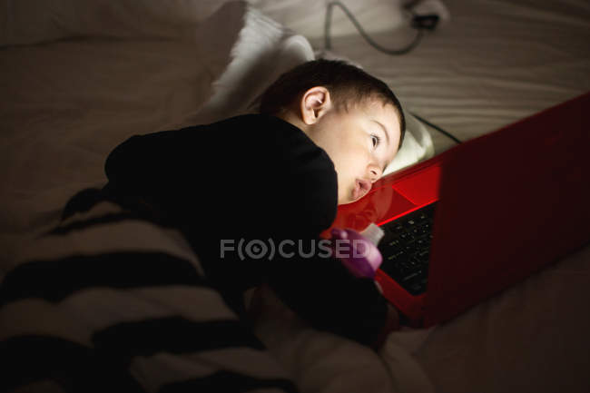 Мальчик лежит на кровати — стоковое фото