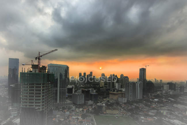 Yakarta skyline al atardecer - foto de stock