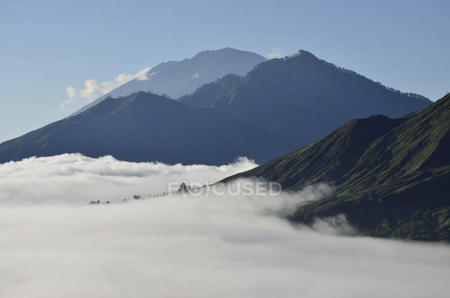 Vista del Monte Agung en niebla - foto de stock