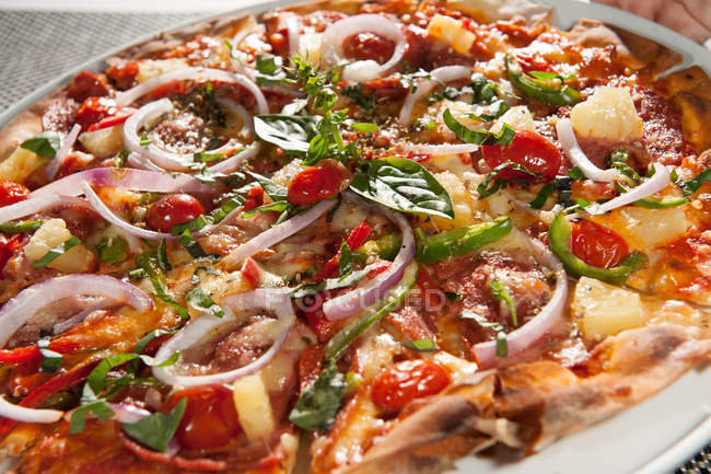 Pizza vegetal en plato - foto de stock