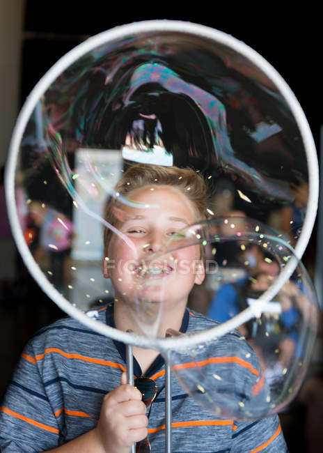 Garçon soufflant de grandes bulles — Photo de stock