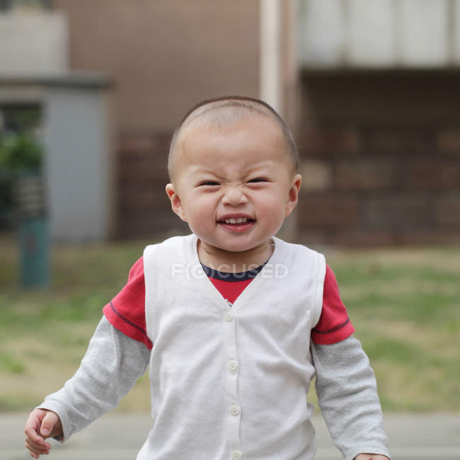 Retrato del niño sonriendo - foto de stock