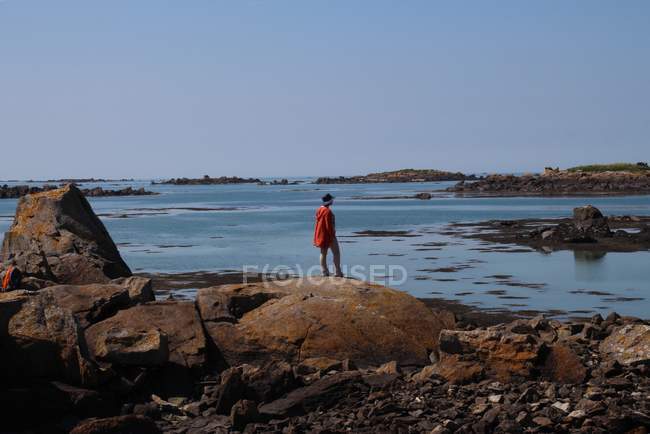 Mulher de pé sobre rochas — Fotografia de Stock