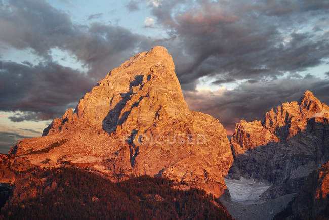 Huge mountains under sky — Stock Photo