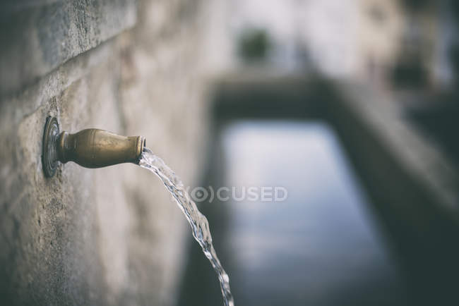 Wasser aus dem Wasserhahn durch Wassertrog — Stockfoto