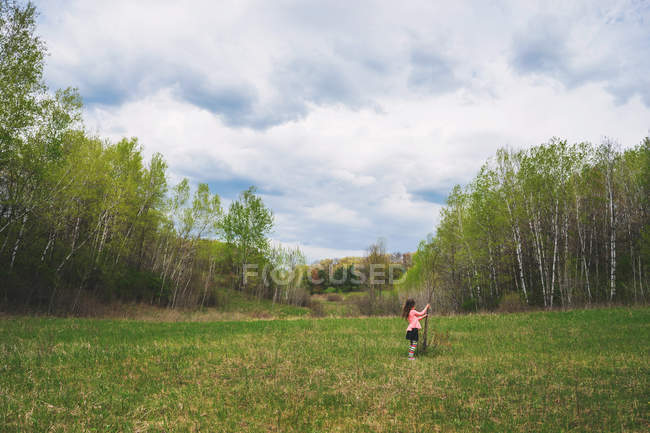 Mädchen steht auf einer Wiese — Stockfoto