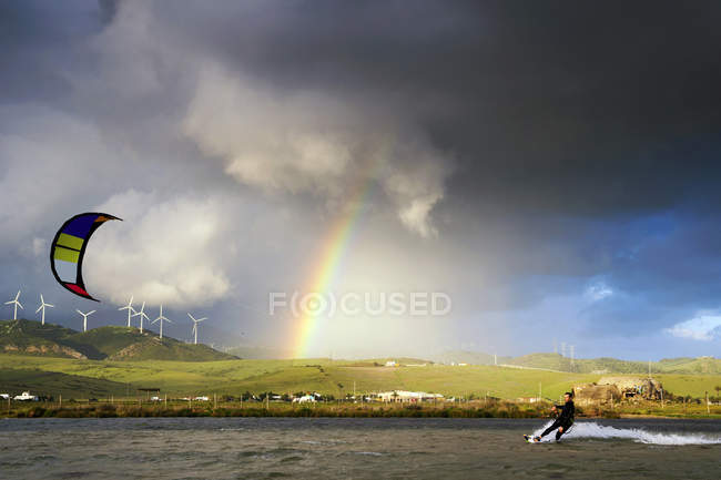 Man kite surfing — Stock Photo